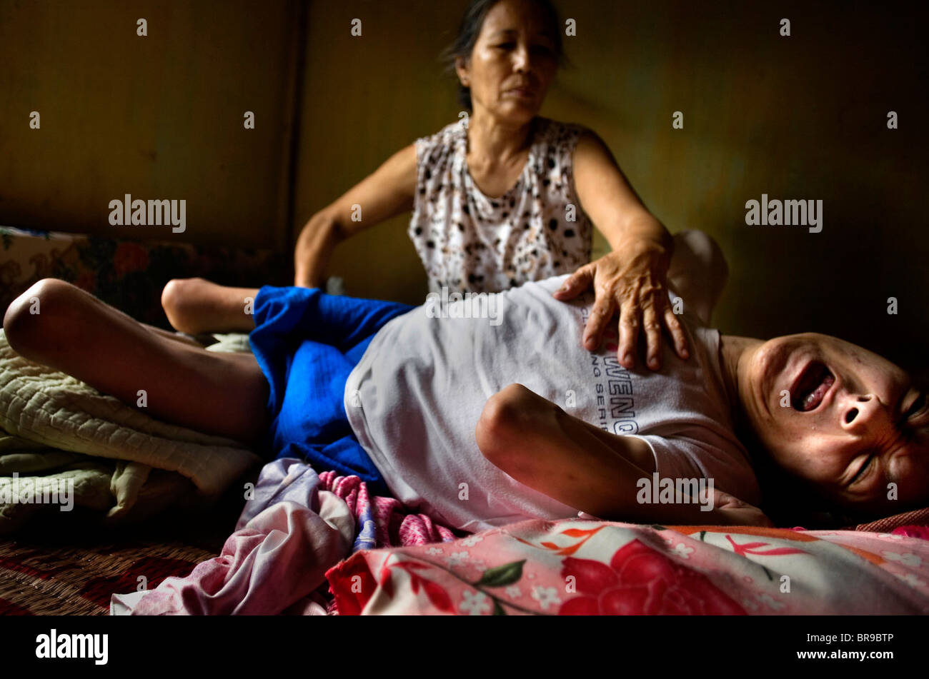 Mutter tröstet schreienden Sohn in Dong Ha Vietnam. Stockfoto