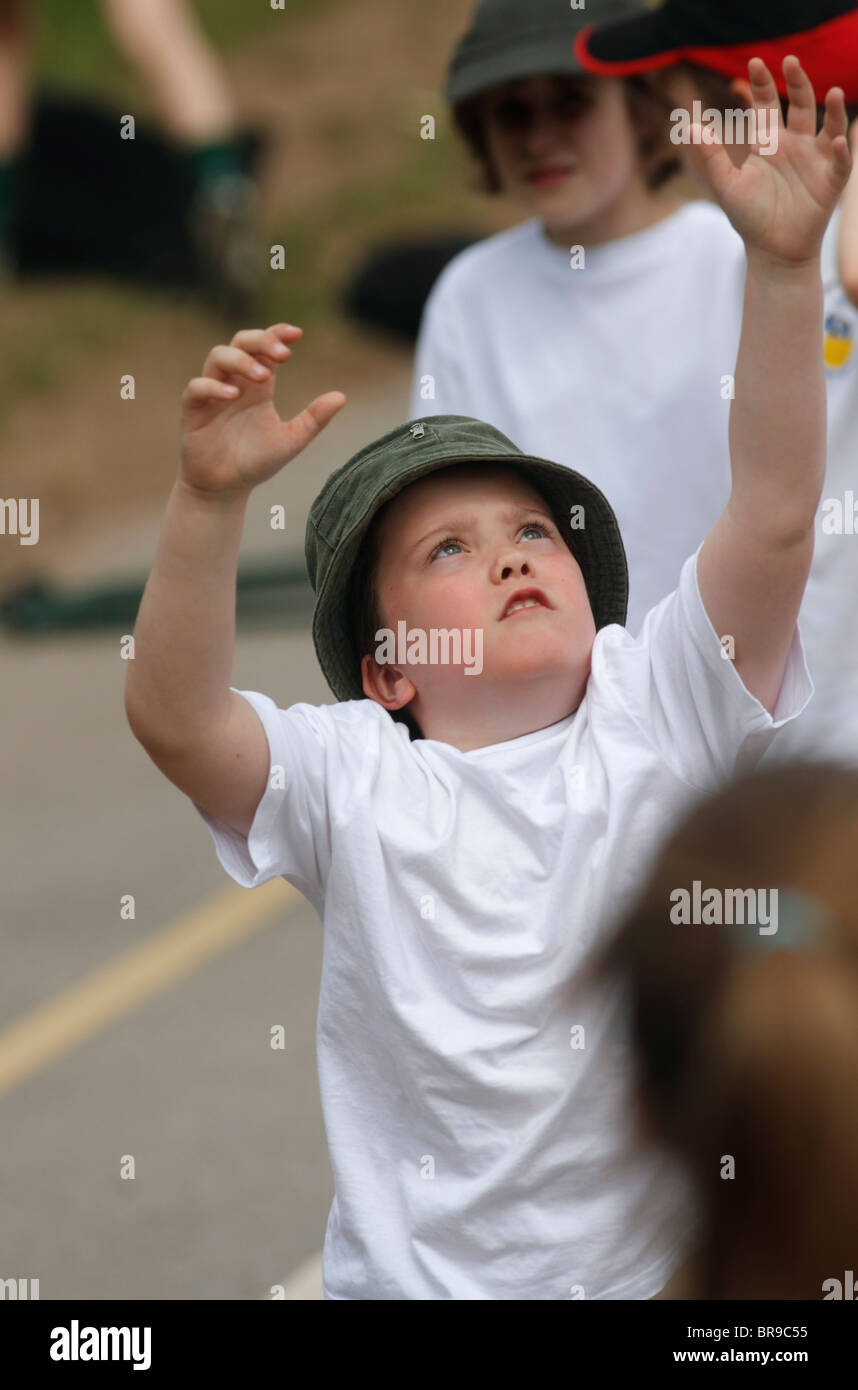 Sporttag Schule - Basketball spielen Stockfoto