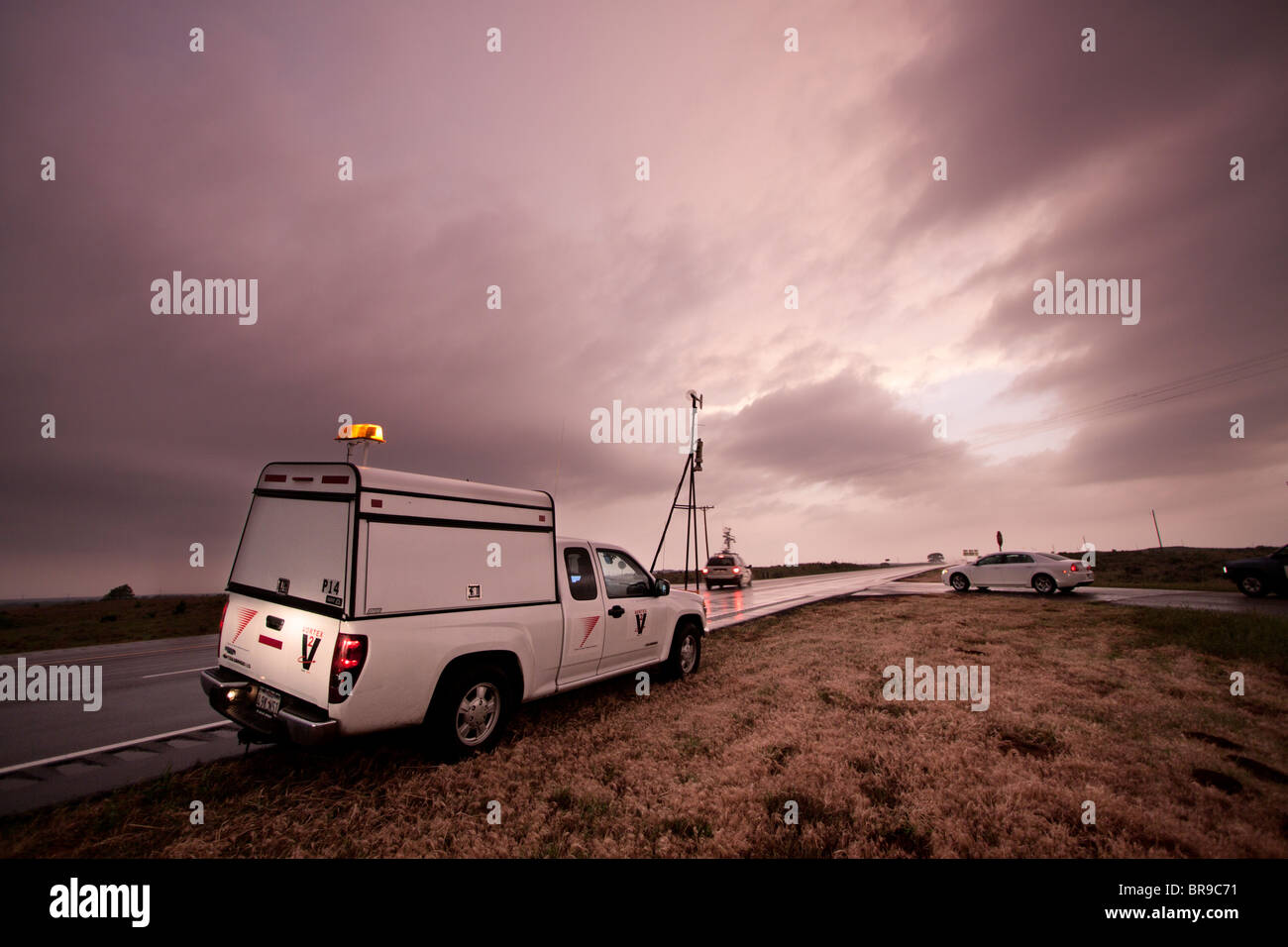 Storm Chaser Tim Marshall geparkt Highway 183 in ländlichen Oklahoma, 11. Mai 2010. Stockfoto