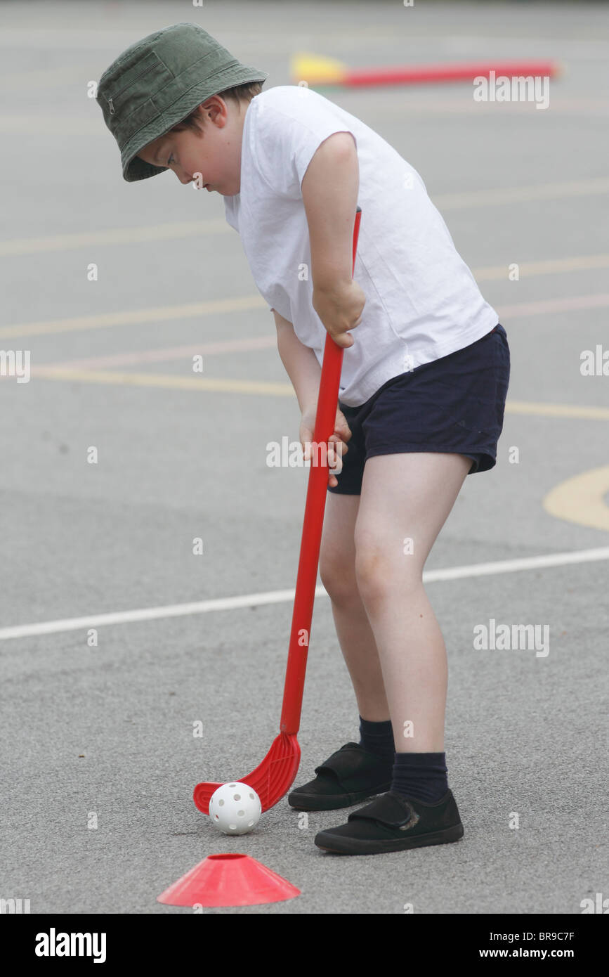 Schulsporttag - Hockey spielen Stockfoto