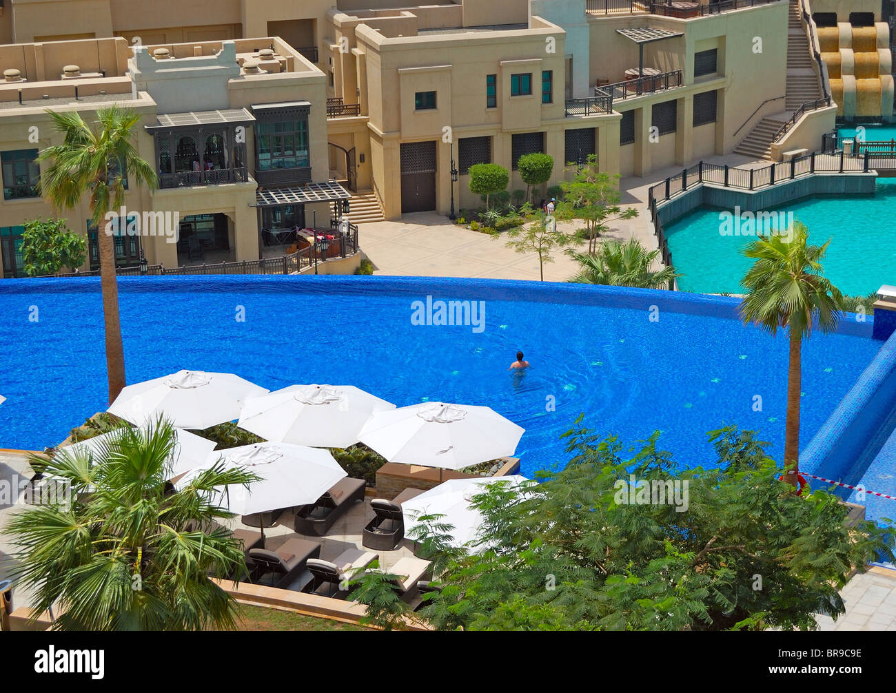 Schwimmbad in der Innenstadt von Dubai, Vereinigte Arabische Emirate Stockfoto