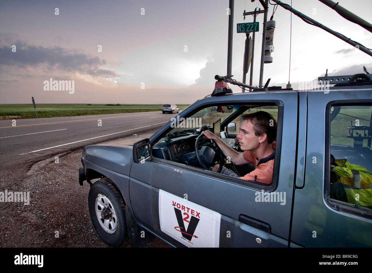 Storm Chaser Rutger Boonstra bereitet sich auf eine Rechte Hand biegen Sie an der Autobahn 183 Kreuzung in ländlichen Oklahoma machen Stockfoto