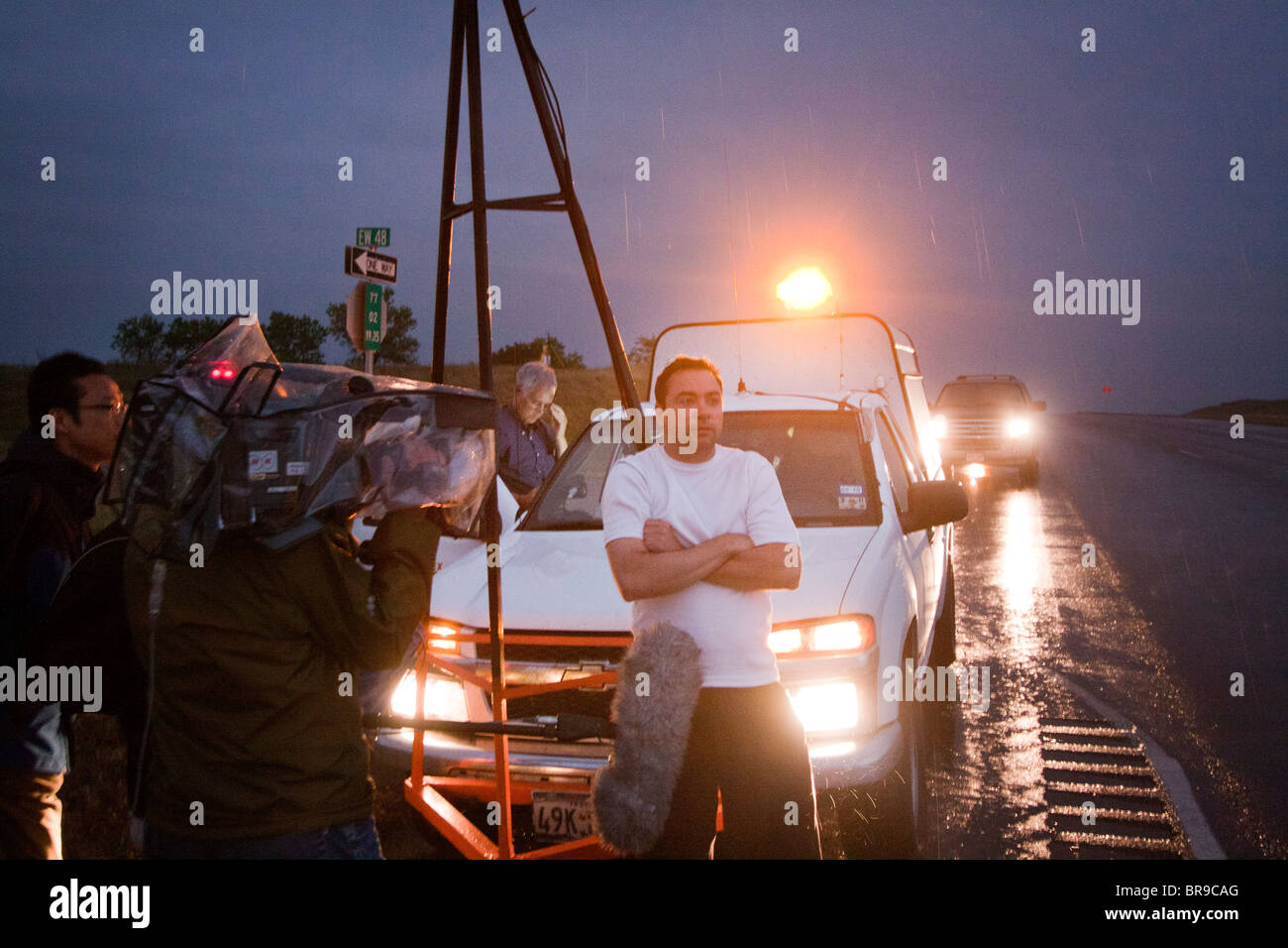 Storm Chaser Shawn Erik McQuinn steht draußen ein Sturm-Jagd-Fahrzeug in ländlichen Oklahoma Stockfoto