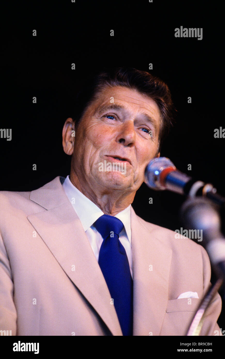 1981 PRÄSIDENT RONALD REAGAN SPRICHT Stockfoto