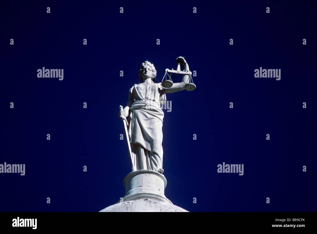 1990ER JAHRE STATUE DER GERECHTIGKEIT CITY HALL IN NEW YORK CITY NEW YORK Stockfoto