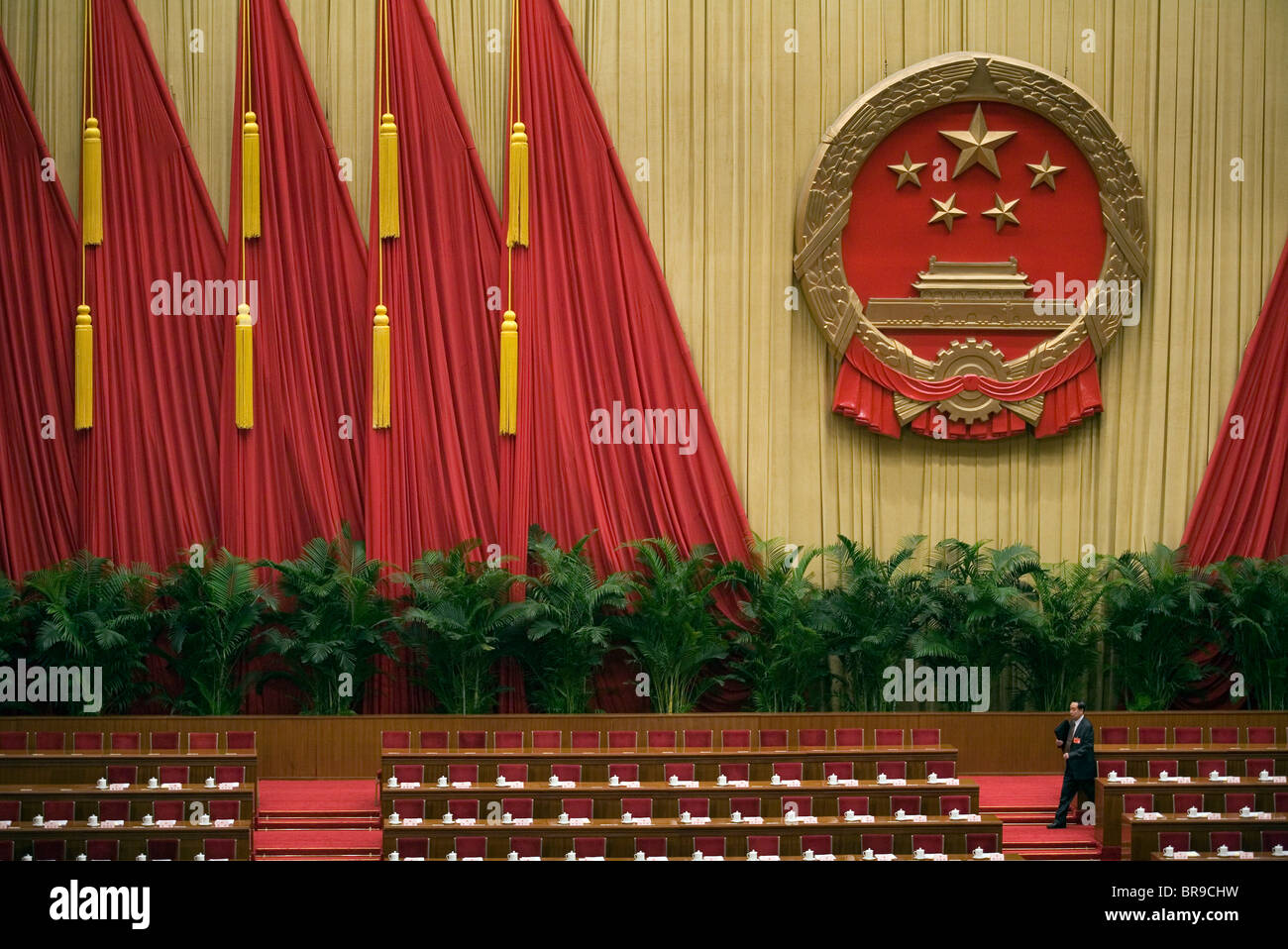 Ein Delegat kommt früh für Parlamentssitzung Burgsaal der Menschen Peking China. Stockfoto