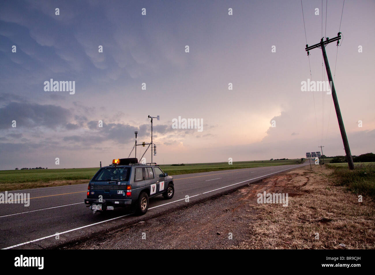 Storm Chaser Rutger Boonstra verfolgt einen Sturm auf Highway 183 in ländlichen Oklahoma, 11. Mai 2010. Stockfoto