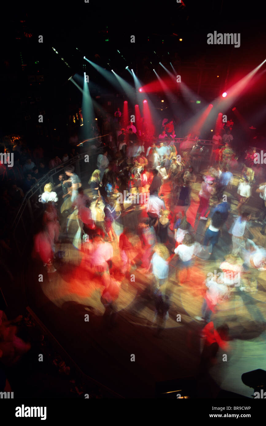 1990ER JAHRE BLICK HINUNTER AUF DISCOTANZFLÄCHE PAARE TANZEN BUNTE SCHEINWERFER Stockfoto