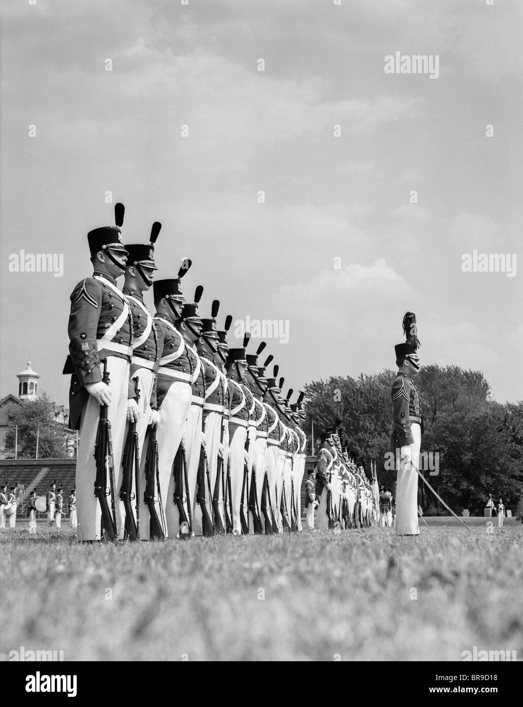 1940ER JAHREN EINER REIHE VON UNIFORMIERTEN MILITÄRHOCHSCHULE KADETTEN KLEID PARADE CHESTER PENNSYLVANIA Stockfoto