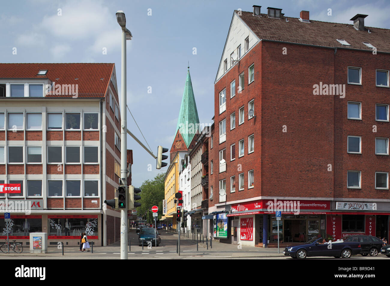 Mehrfamilienhaeuser bin Wand, Blick Durch Die Schuhmacherstrasse Zur St. Nikolai-Kirche, Ostsee, Schleswig-Holstein, Kiel, Kieler Foerde Stockfoto