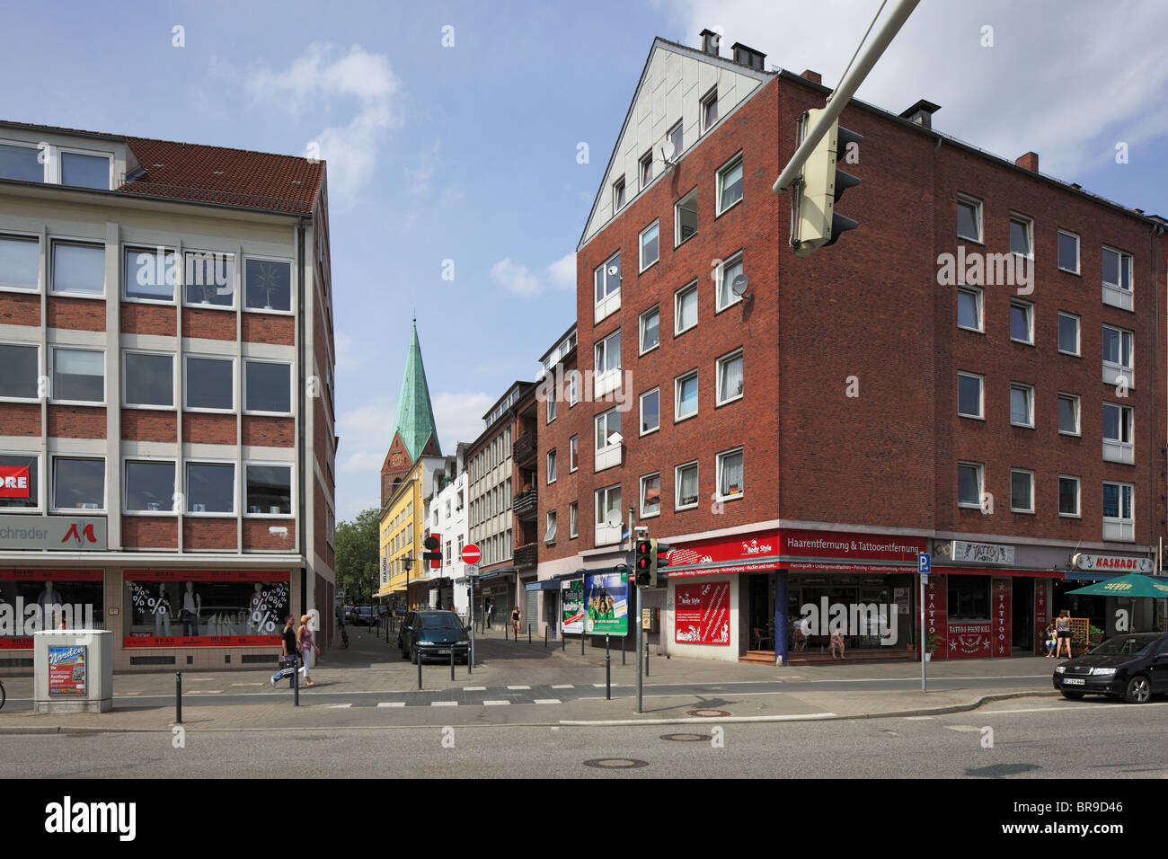 Mehrfamilienhaeuser bin Wand, Blick Durch Die Schuhmacherstrasse Zur St. Nikolai-Kirche, Ostsee, Schleswig-Holstein, Kiel, Kieler Foerde Stockfoto