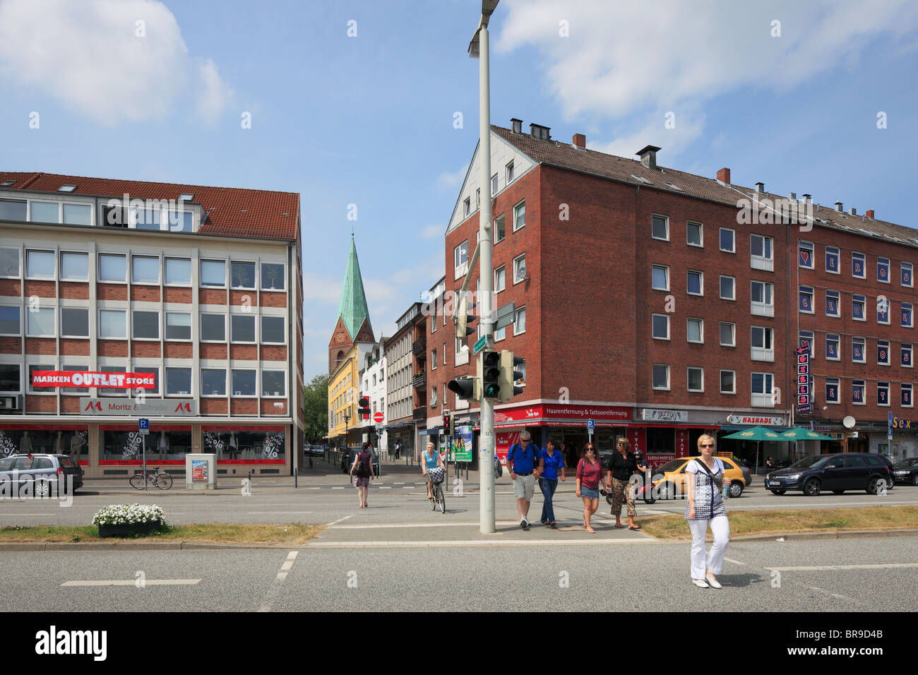 Mehrfamilienhaeuser bin Wand, Blick Durch Die Schuhmacherstrasse Zur St. Nikolai-Kirche, Ostsee, Schleswig-Holstein, Kiel, Kieler Foerde Stockfoto