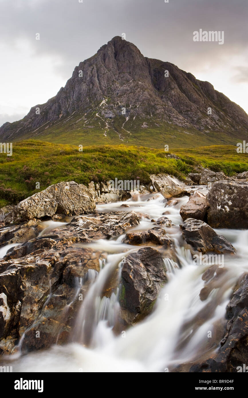 Buachaille Etive Mor und Fluss Coupall, Glencoe, Highland, Schottland, Vereinigtes Königreich Stockfoto