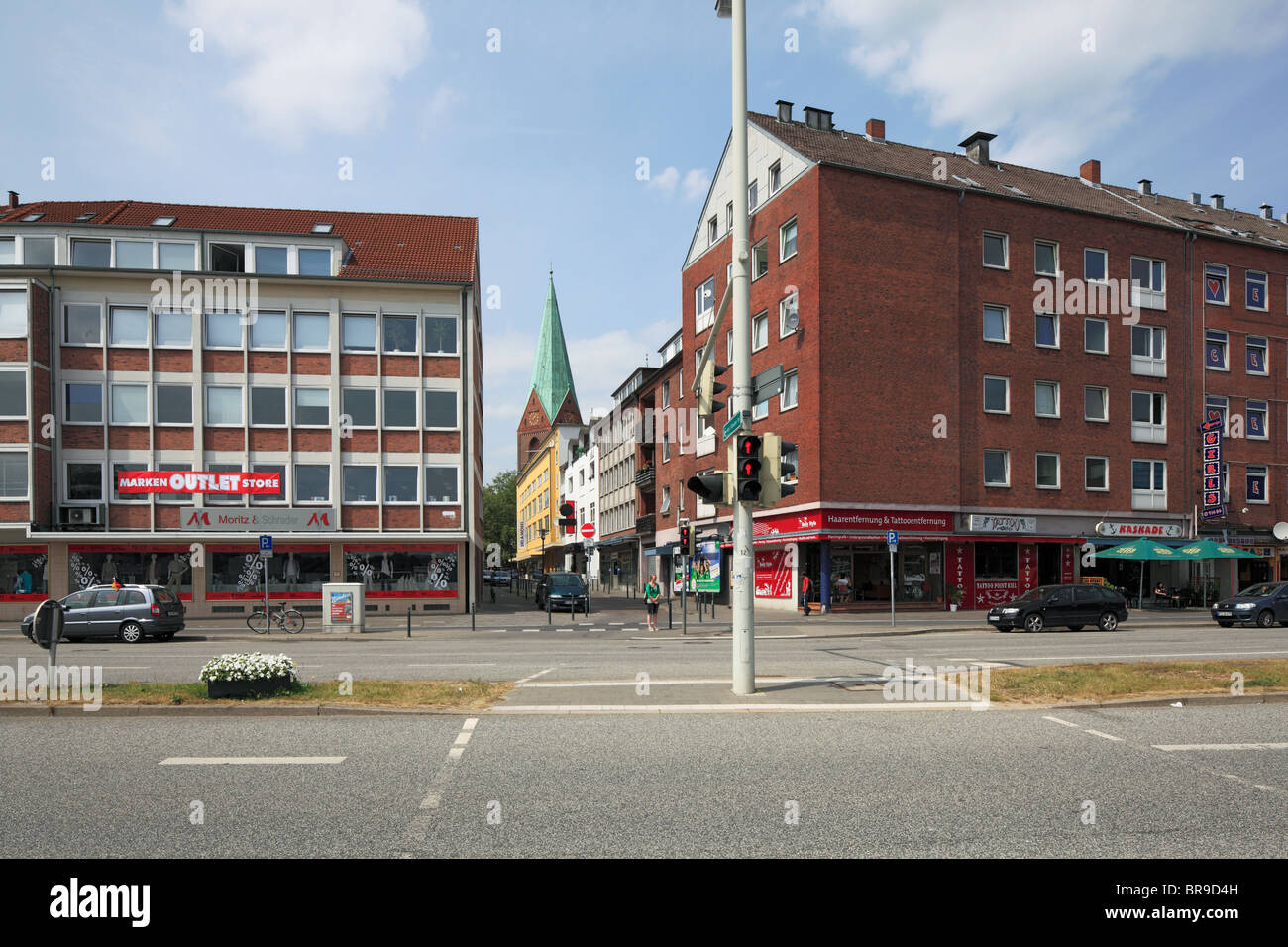 Mehrfamilienhaeuser bin Wand, Blick Durch Die Schuhmacherstrasse Zur St. Nikolai-Kirche, Ostsee, Schleswig-Holstein, Kiel, Kieler Foerde Stockfoto