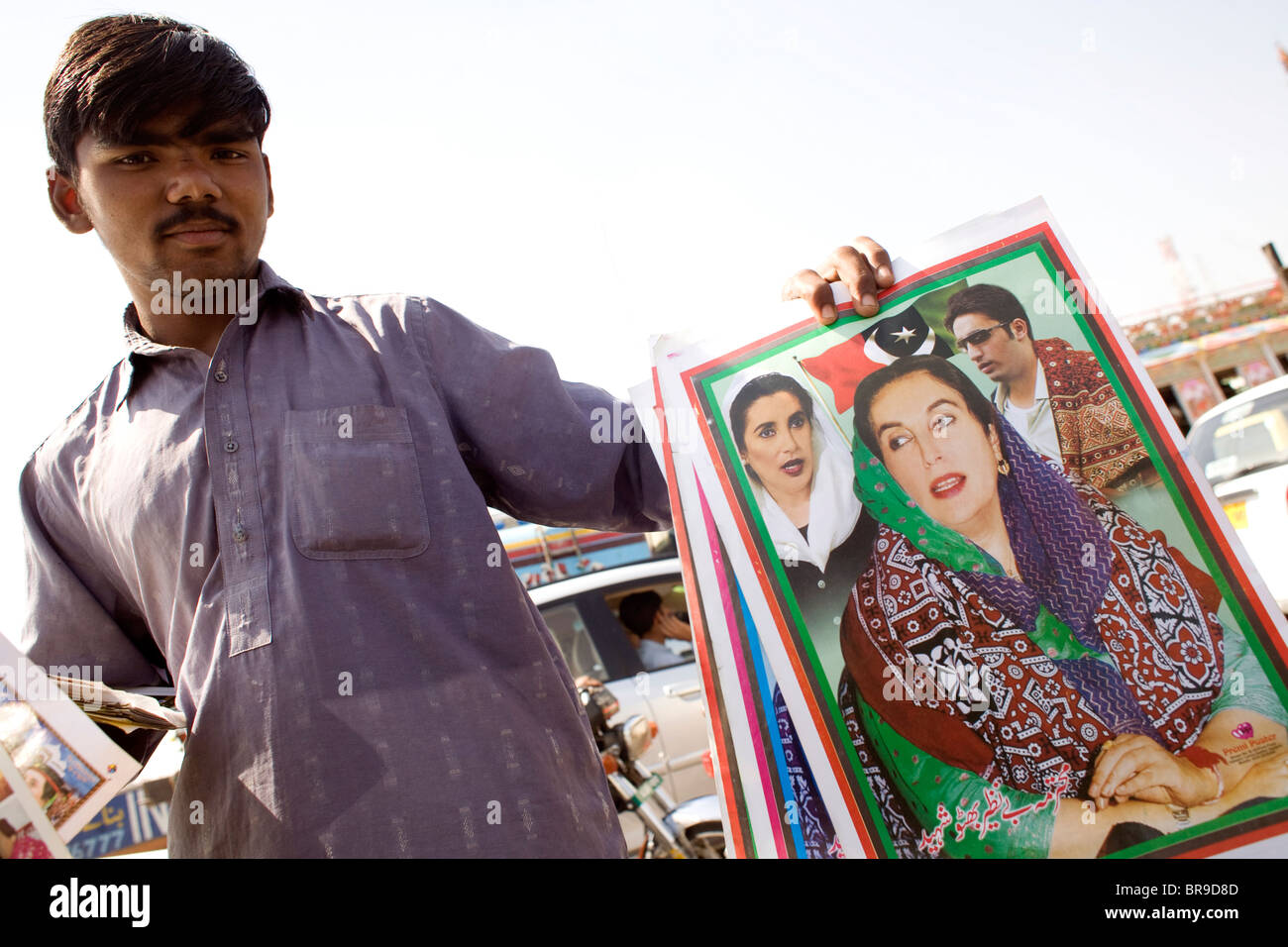 Ein junger Mann verkauft Poster in Karachi, Pakistan. Stockfoto
