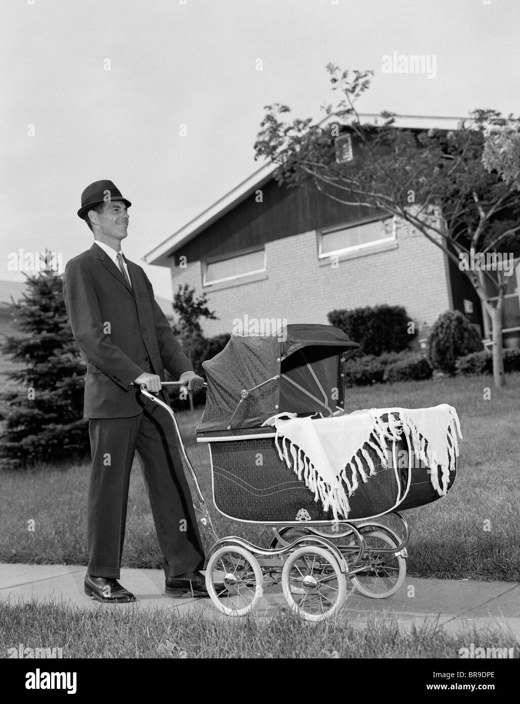 1960ER JAHRE MANN SCHIEBEN KINDERWAGEN KINDERWAGEN SUBURBAN BRGERSTEIG  Stockfotografie - Alamy