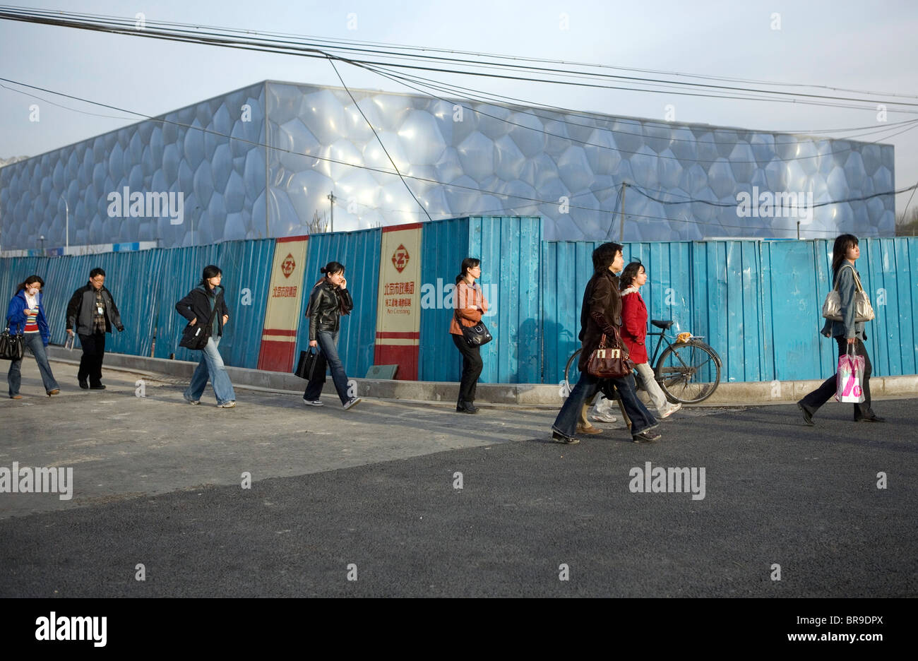 Fußgänger gehen vorbei an der neu errichteten Water Cube, die schwimmen und tauchen den Veranstaltungsort während der Beijin werden Stockfoto