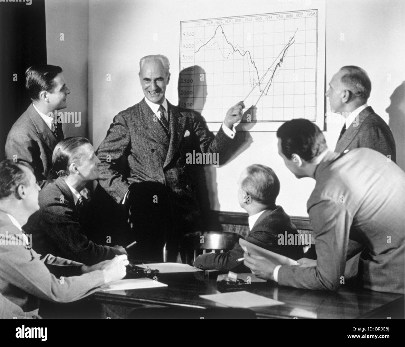 1930S 1940S GRUPPE FÜHRUNGSKRÄFTE BUSINESS MEETING ANZEIGE DIAGRAMM Stockfoto