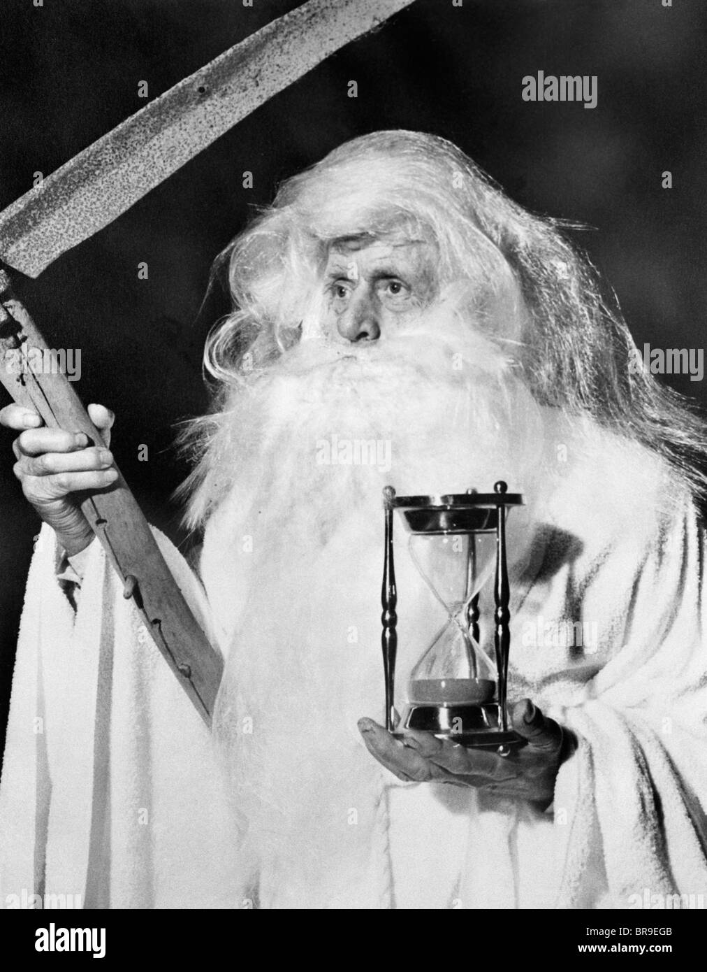 1950ER JAHRE KOSTÜM ÄLTEREN MANN LANGEN BART-ENGEL DES TODES SICHEL SCYTHE SANDUHR VATER ZEIT Stockfoto