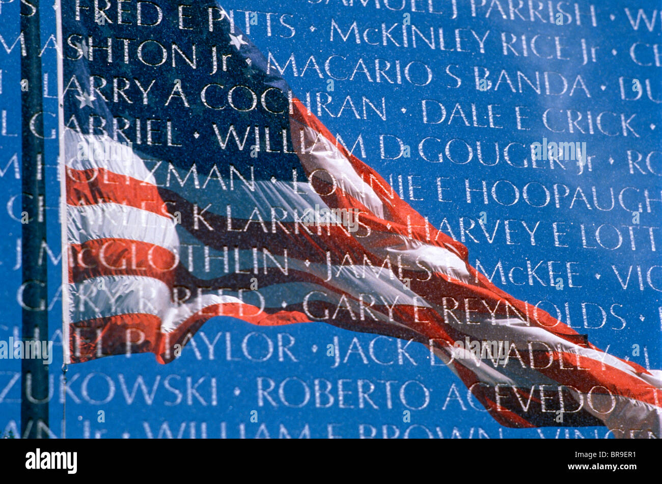 1960ER-1970ER JAHREN 1980ER JAHREN SPIEGELT SICH AMERIKANISCHE FLAGGE IN WAND DES VIETNAM VETERANS MEMORIAL WASHINGTON DC USA Stockfoto