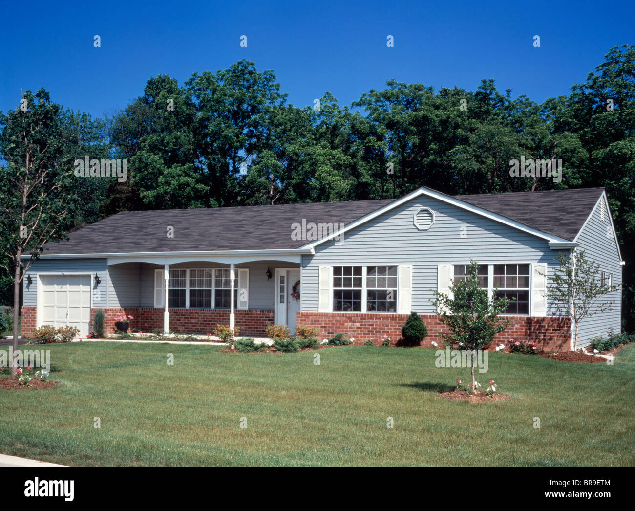 1960S 1970S SINGLE STORY RANCH STYLE HAUS MIT LIEGEWIESE Stockfoto