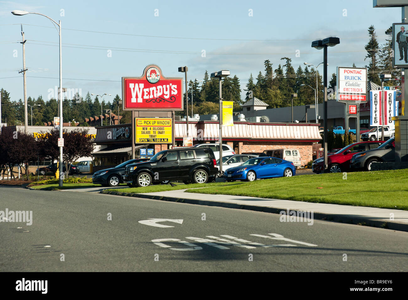 kommerzielle Streifen in Port Angeles Olympic Peninsula Washington mit Wendys Restaurant & GM-Händler in schönes Licht Stockfoto