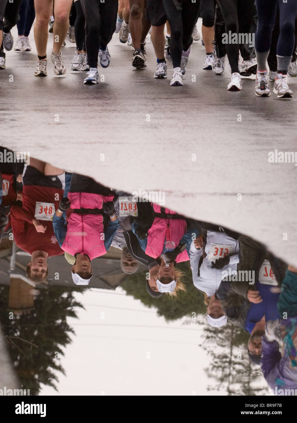 Reflexion der Läufer in Pfütze in Seattle Washington. Stockfoto
