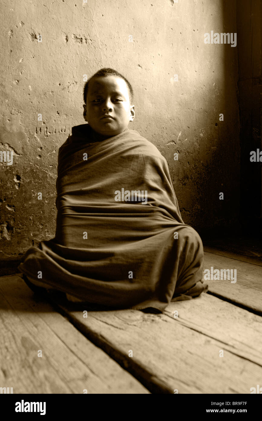 Porträt von einem Mönch im Tempel in Paro Bhutan sitzt. Stockfoto