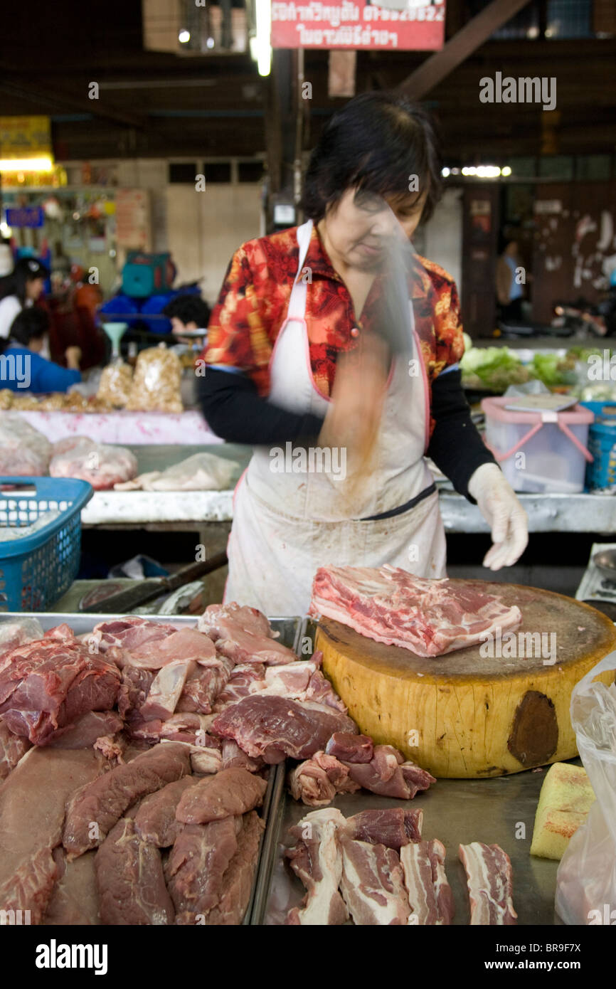 Frau Chopping Fleisch in Thailand. Stockfoto