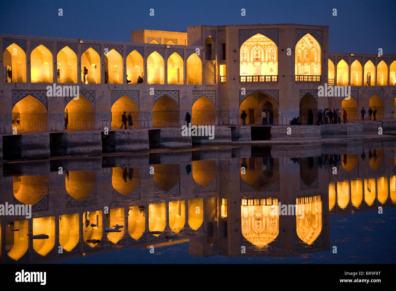 Khaju-Brücke in Esfahan Iran nachts beleuchtet Stockfoto