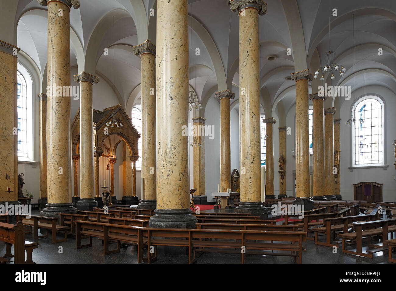 Innenansicht Katholische Stadtkirche St. Dionysius in Krefeld, Rhein ...