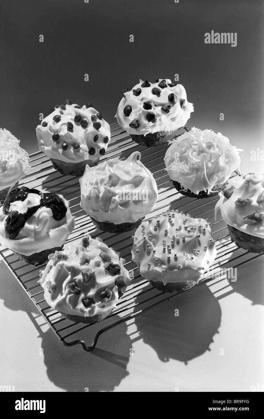 1950S 1960S DEKORIERT CUPCAKES AUF METALL BÄCKER RACK-KÜHLUNG MIT PUDERZUCKER STREUSEL CHIPS Stockfoto