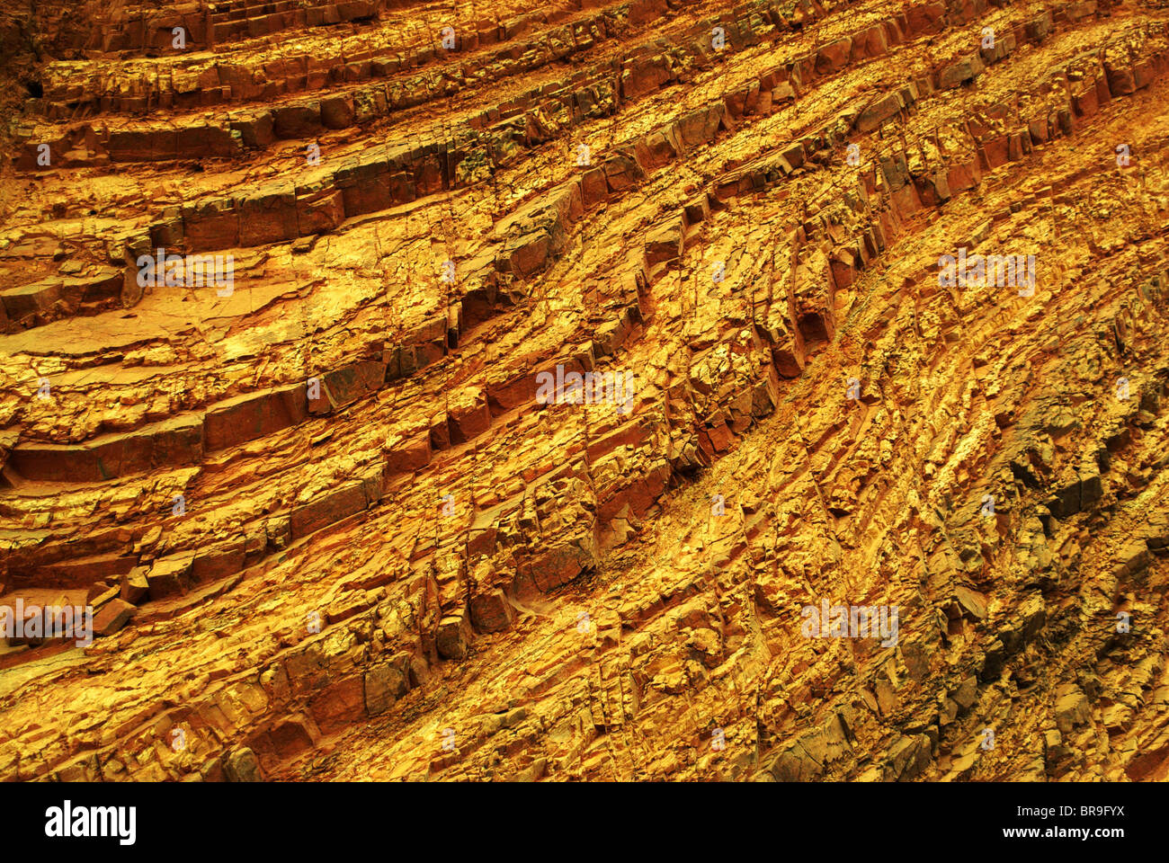 Roten Felsen Escarpment an Shasta Lake Küste in Nord-Kalifornien Stockfoto