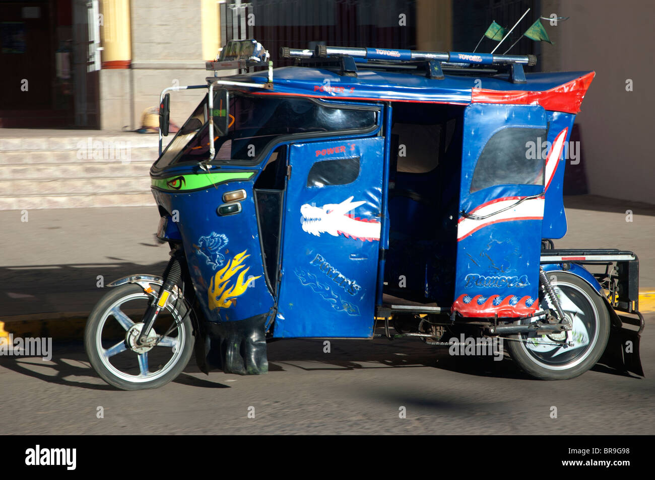 Motorrad-Typ von Taxi, öffentlichen Verkehrsmitteln, auf der Straße in Puno, Peru umgewandelt. Stockfoto