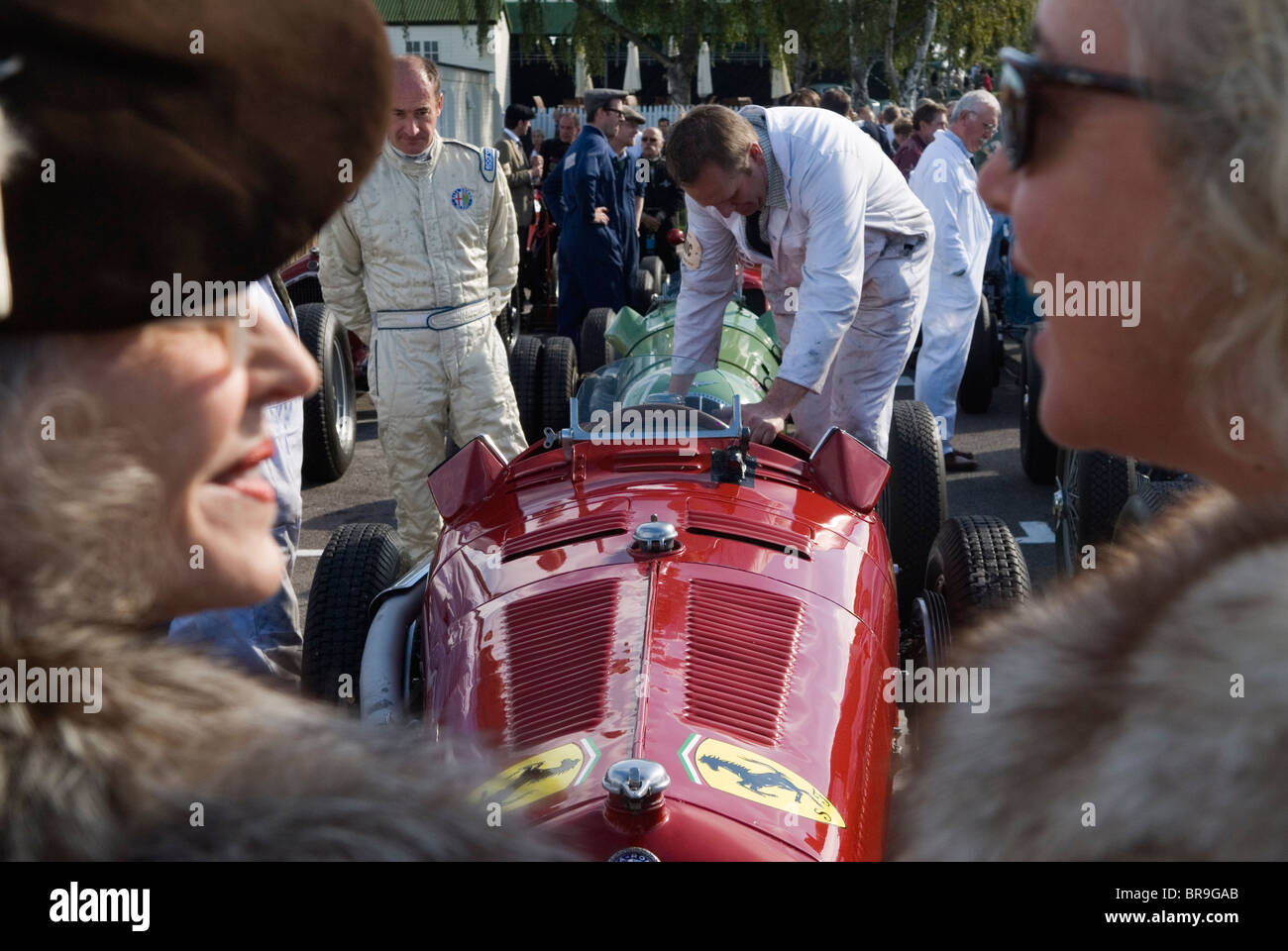 Sie interessieren sich nicht für Oldtimer, Frauen, die sich nicht für ihre Ehemänner und Partner interessieren, die in ihr Hobby einsteigen - alte Autos. Goodwood Festival of Speed. Goodwood Sussex. HOMER SYKES AUS DEN 2010 2010ER JAHREN Stockfoto