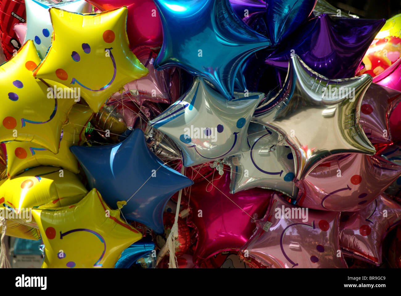 Lachende Gesichter auf bunte Luftballons; aufgeblasen, Helium-Ballons, Smiley Ballons; besonderen Anlass Feier Ballons; Stockfoto