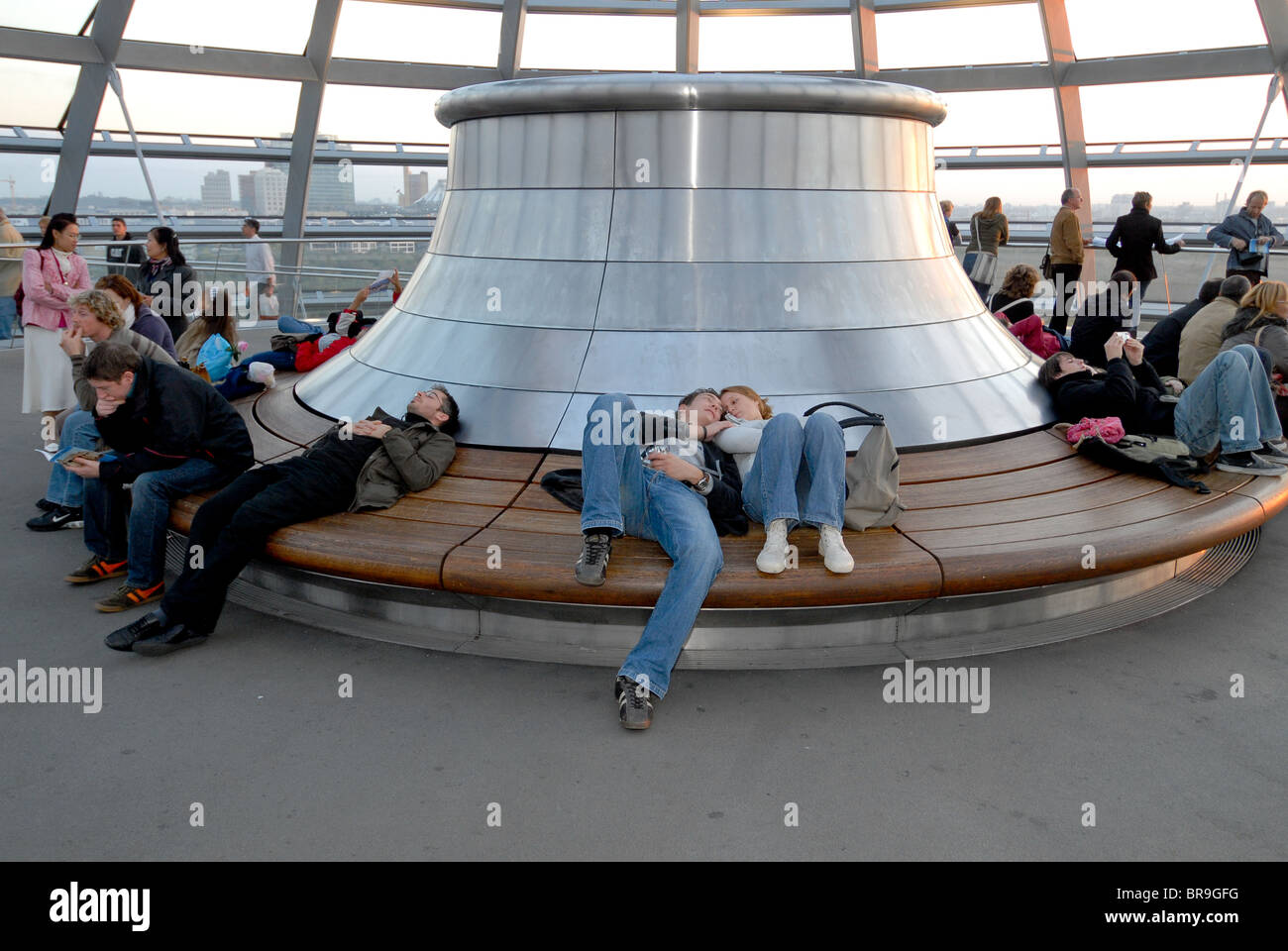 Fosters Kuppel ist ein glänzendes Metall und Glas-Konstruktion mit einer Rampe, die sich spiralförmig ein zu einer Dachterrasse mit 360-Grad-Ansichten von c Stockfoto
