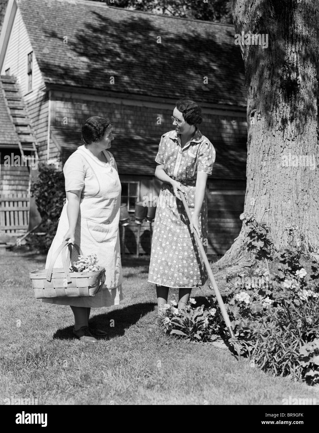 Einer Frau Den Hof Machen Bedeutung Alte frau gartenarbeit Schwarzweiß-Stockfotos und -bilder - Alamy