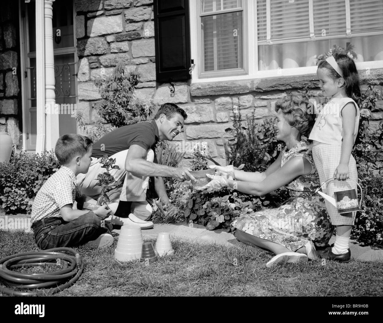 1960ER JAHRE FAMILIE HOF GARTEN Stockfoto