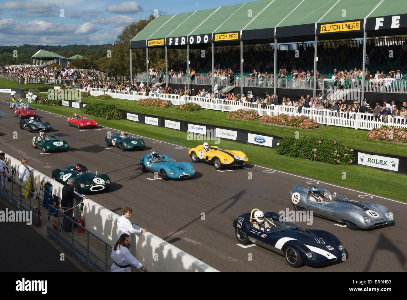Goodwood Festival of Speed. Goodwood Sussex Großbritannien. (Pferderennen Grandstand auf Hügeldistanz) 2010er UK HOMER SYKES Stockfoto