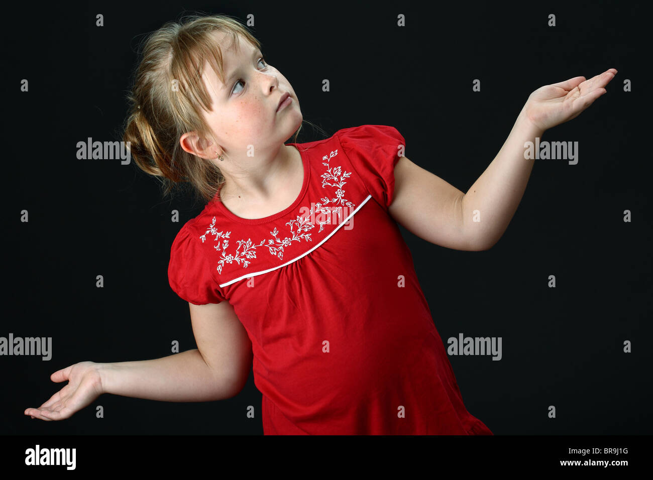 Kleines Mädchen entscheidet was zu tun ist auf schwarz Stockfoto