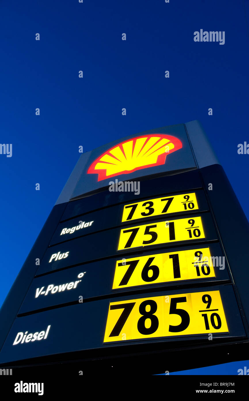 Niedrigen Winkel mit Blick auf eine Tankstelle Schriftzug Darstellung 7 Dollar eine Gallone Gas in der Nähe von Verbrennungen Oregon. (digital Composite) Stockfoto