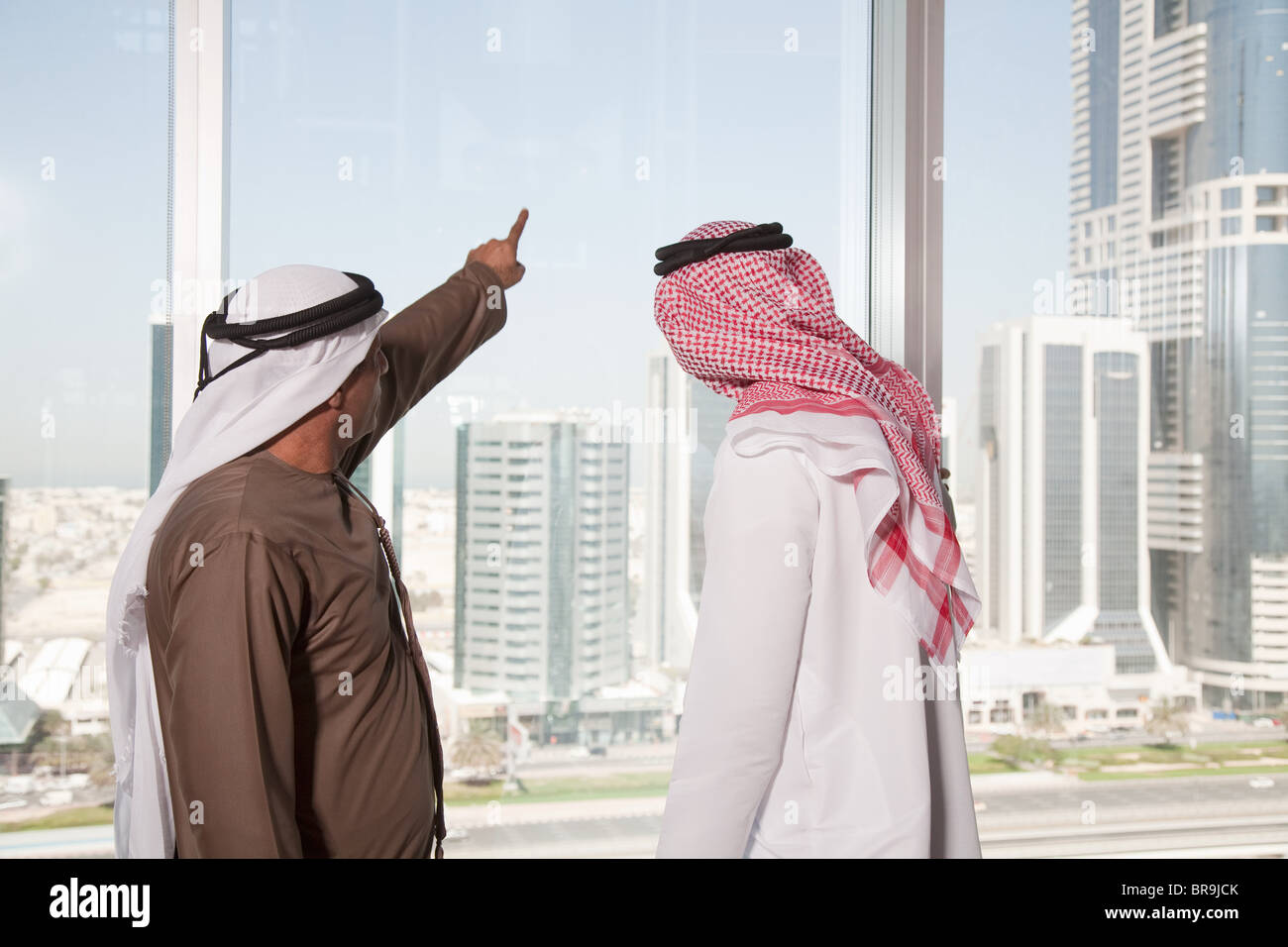 Nahen Osten Geschäftsleute Blick auf Dubai durch Bürofenster Stockfoto