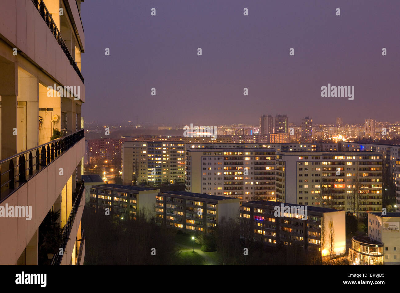 Wohngebäude am Helene-Weigel-Platz, Berlin, Deutschland Stockfoto
