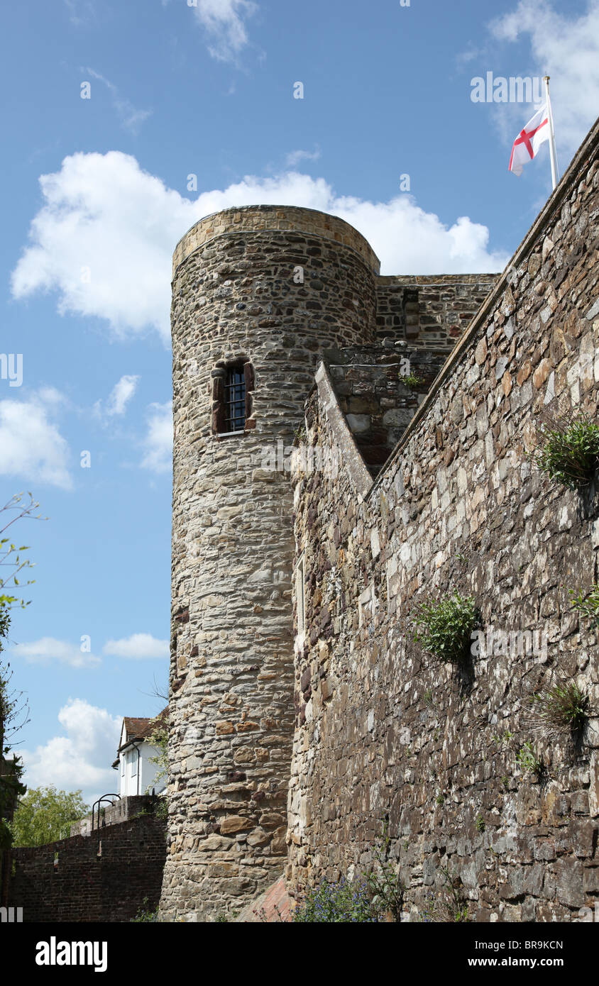 Ostwand von Ypern Schloss in Cinque Port Stadt Rye, East Suusex, England. Beachten Sie die Nationalflagge England fliegen. Stockfoto