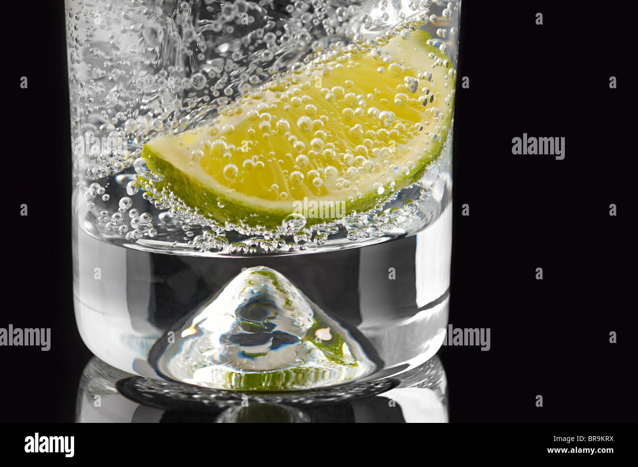 Kalk und Luftblasen in einen Gin tonic Stockfoto