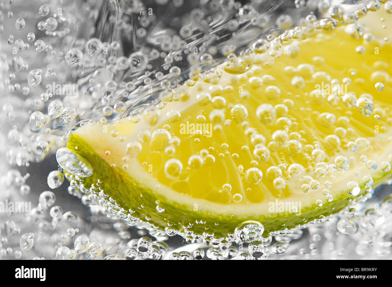Auszug aus Kalk und Luftblasen in einen Gin tonic Stockfoto