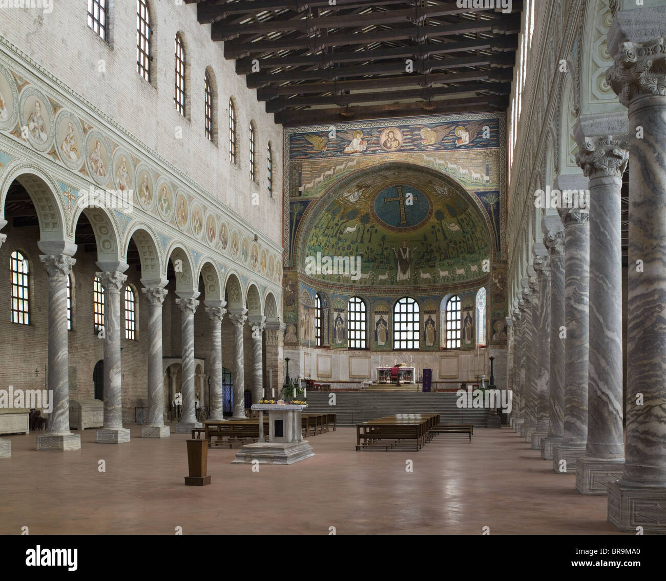Italien-Ravenna-Basilika von Sant' Apollinare in Classe. Kirchenschiff mit byzantinischen Säulen und Kapitellen. Stockfoto