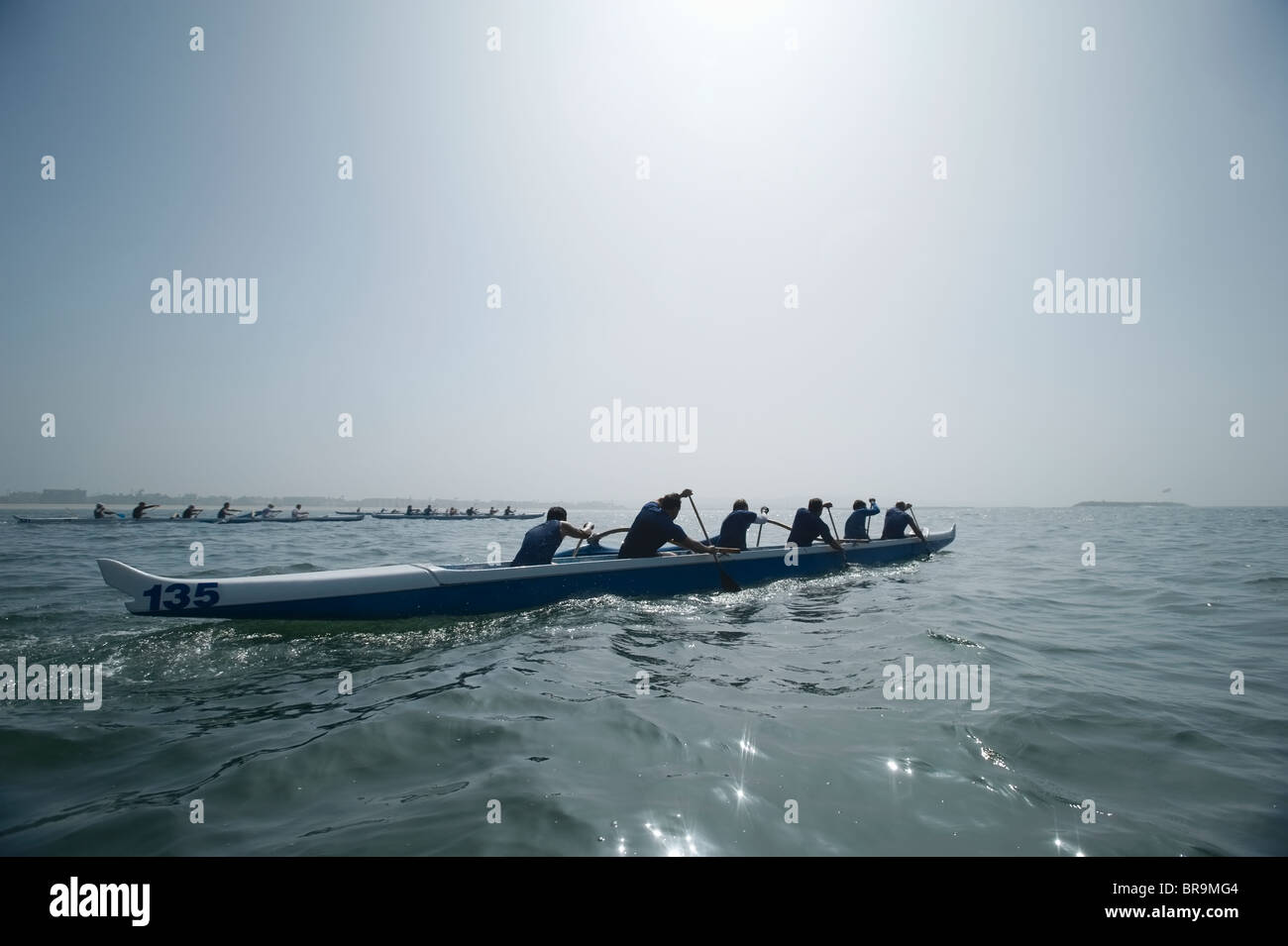 Ausleger-Kanu-Team auf dem Wasser Stockfoto