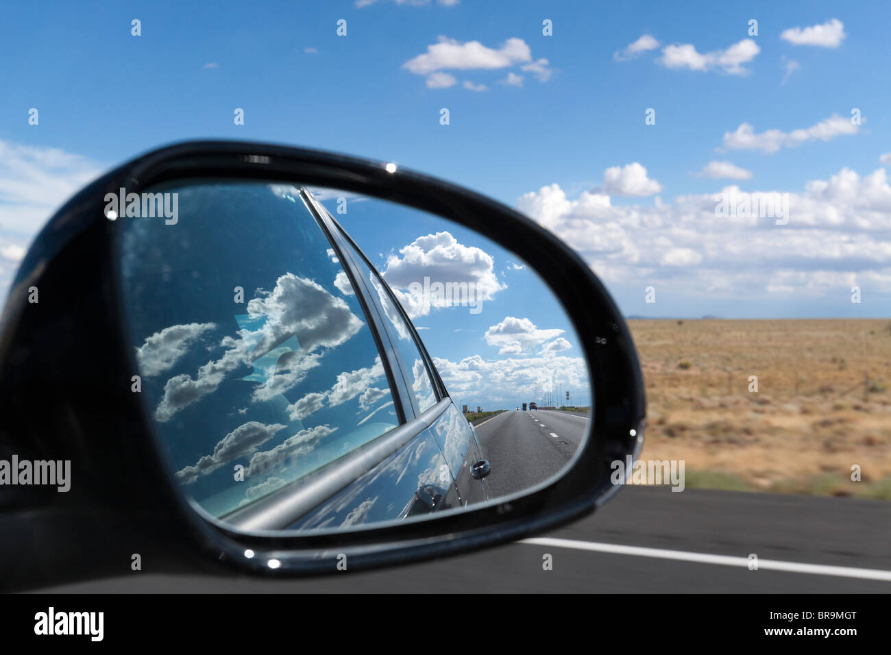 Seitenspiegel Ansicht zeigt Autos auf der Straße und Wolken reflektieren auf der Auto - schlägt geht man von der Vergangenheit Stockfoto
